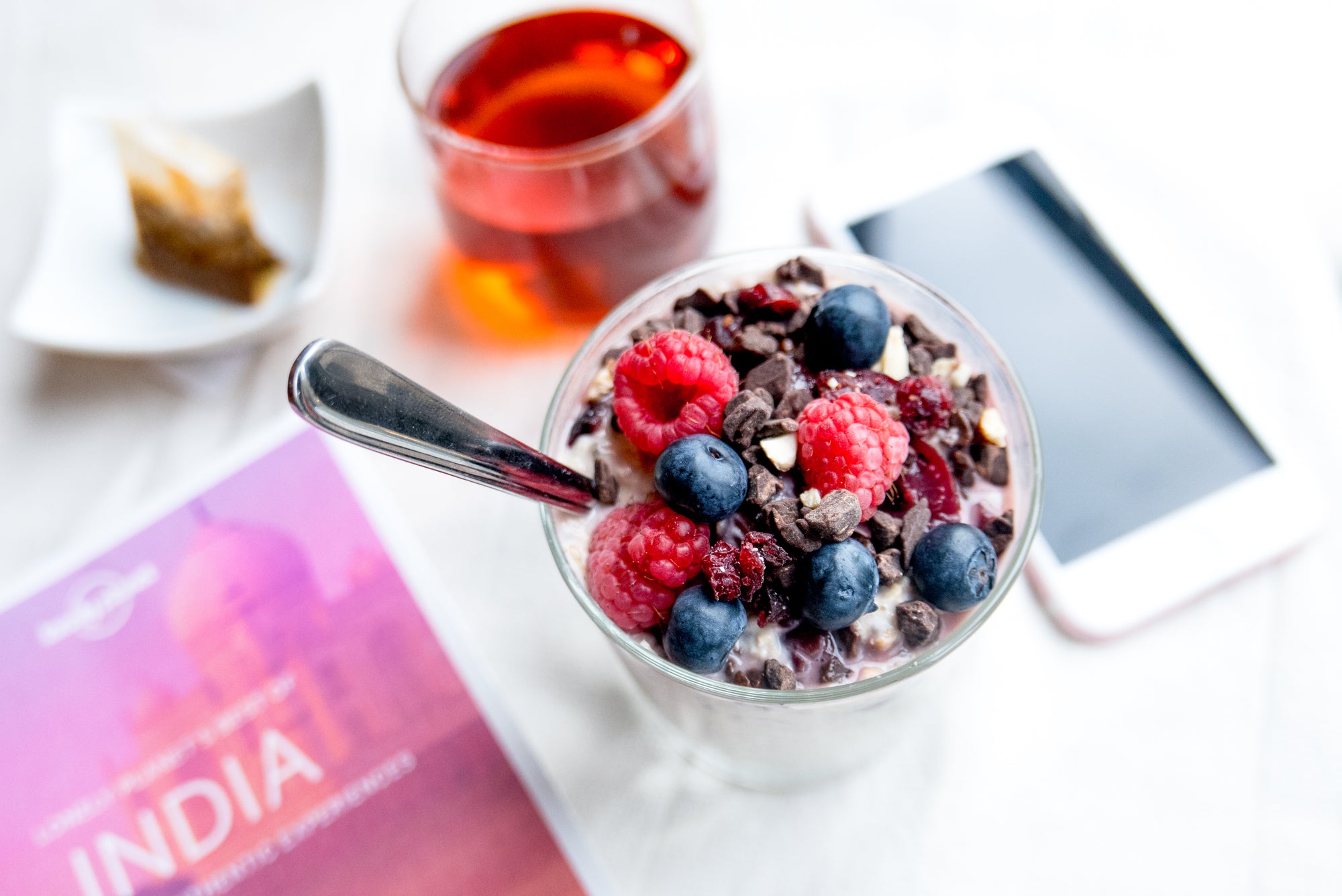 Overnight oats with red fruits and chocolate